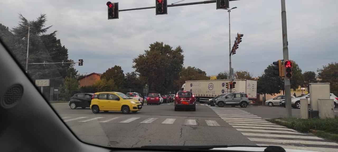 Carpi paralizzata dai cantieri: «Traffico e code infinite a tutti gli orari»