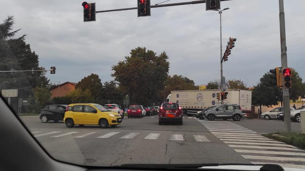 Carpi paralizzata dai cantieri: «Traffico e code infinite a tutti gli orari»