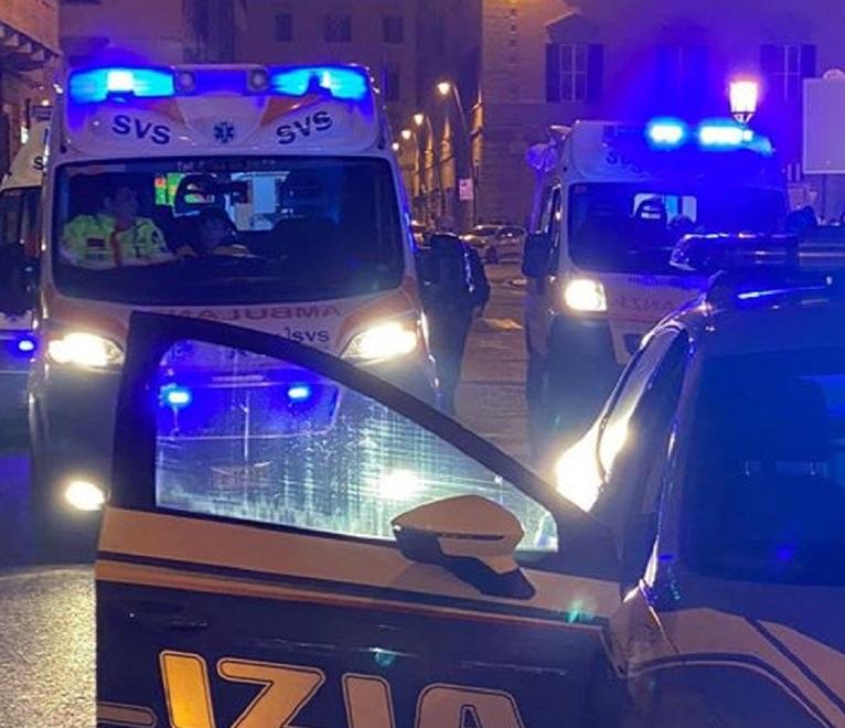 Due ambulanze e una volante della polizia (foto d'archivio)