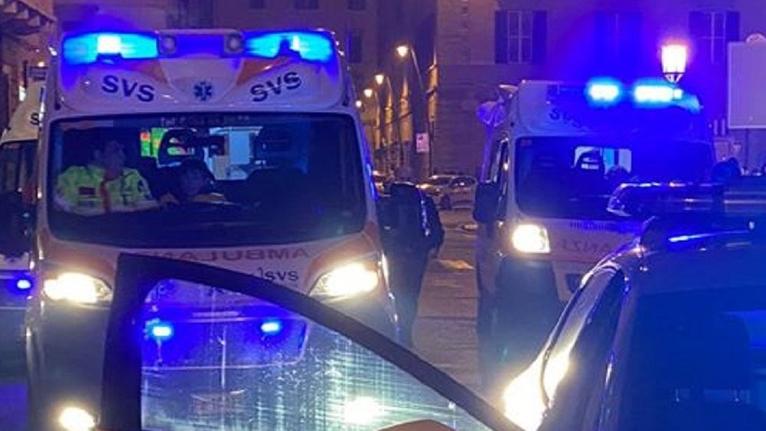 Due ambulanze e una volante della polizia (foto d'archivio)