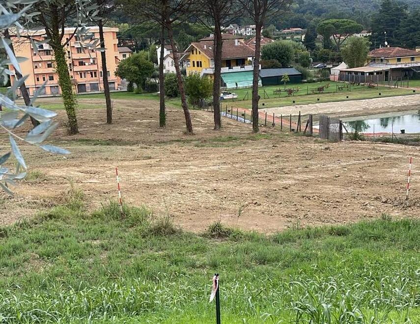 
	Il terreno dove sorger&agrave; il ripetitore, sullo sfondo il lago Azzurro

