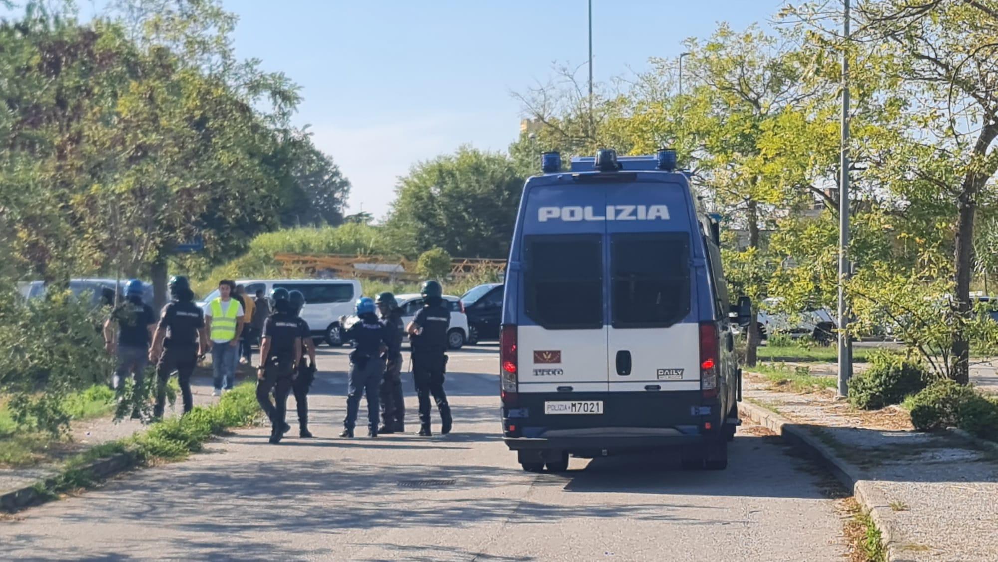 Polizia fuori dal PalaModì