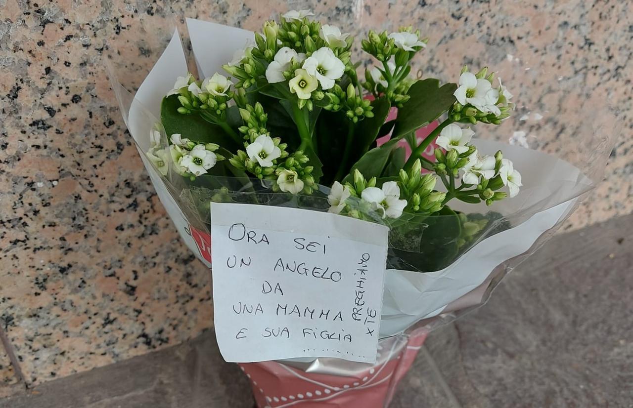 Loretta Levrini uccisa a Spezzano, i fiori di una bambina in suo ricordo