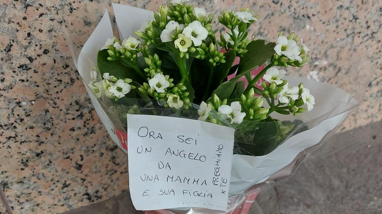 Loretta Levrini uccisa a Spezzano, i fiori di una bambina in suo ricordo