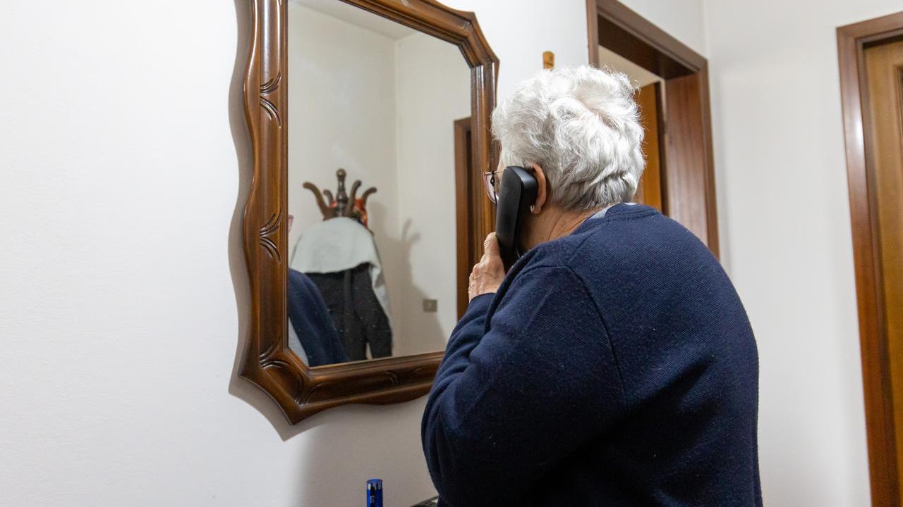 Un'anziana al telefono (foto di archivio)