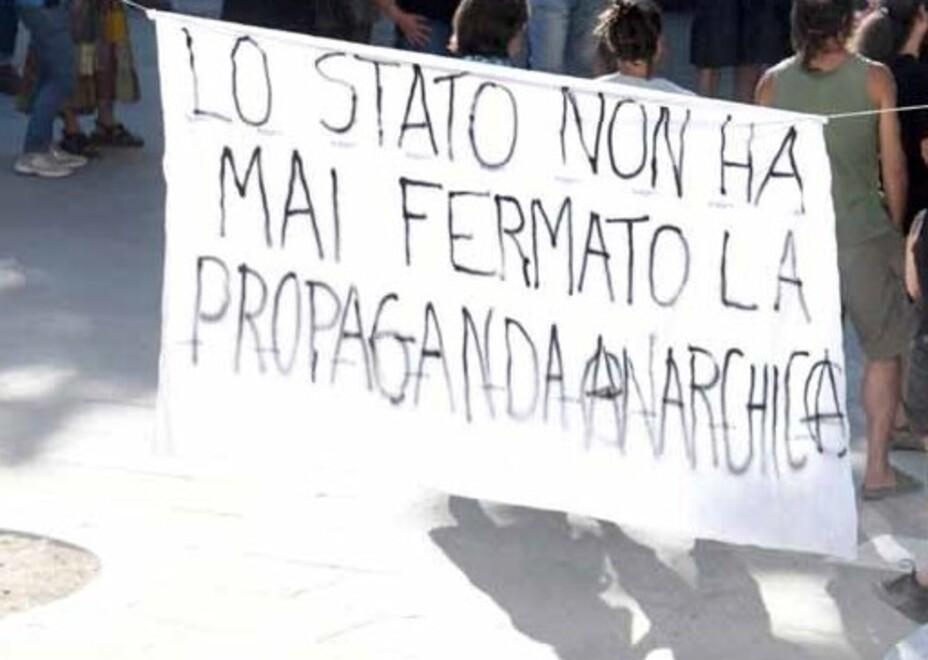 
	Uno degli striscioni della manifestazione del 12 agosto (che non ha nulla a che vedere con la condanna)

