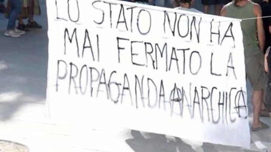 Uno degli striscioni della manifestazione del 12 agosto (che non ha nulla a che vedere con la condanna)