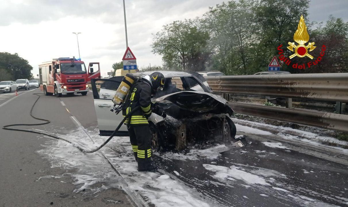 Auto a fuoco, paura e code in tangenziale a Modena