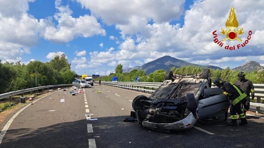 Travolti mentre cambiano una ruota sulla statale 130: tre feriti gravi