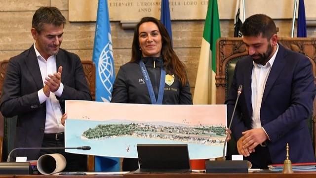 Il consiglio comunale di Cagliari stende il tappeto rosso per sua maestà Marta Maggetti