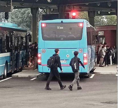 Ferrara, caos in stazione dei bus. Studenti alla roulette russa dietro i mezzi in manovra