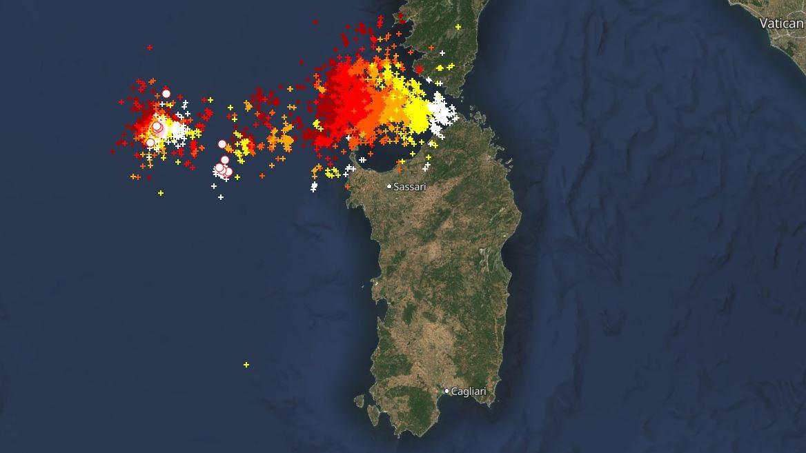 Migliaia di fulmini lungo le coste settentrionali della Sardegna: segui la perturbazione in diretta