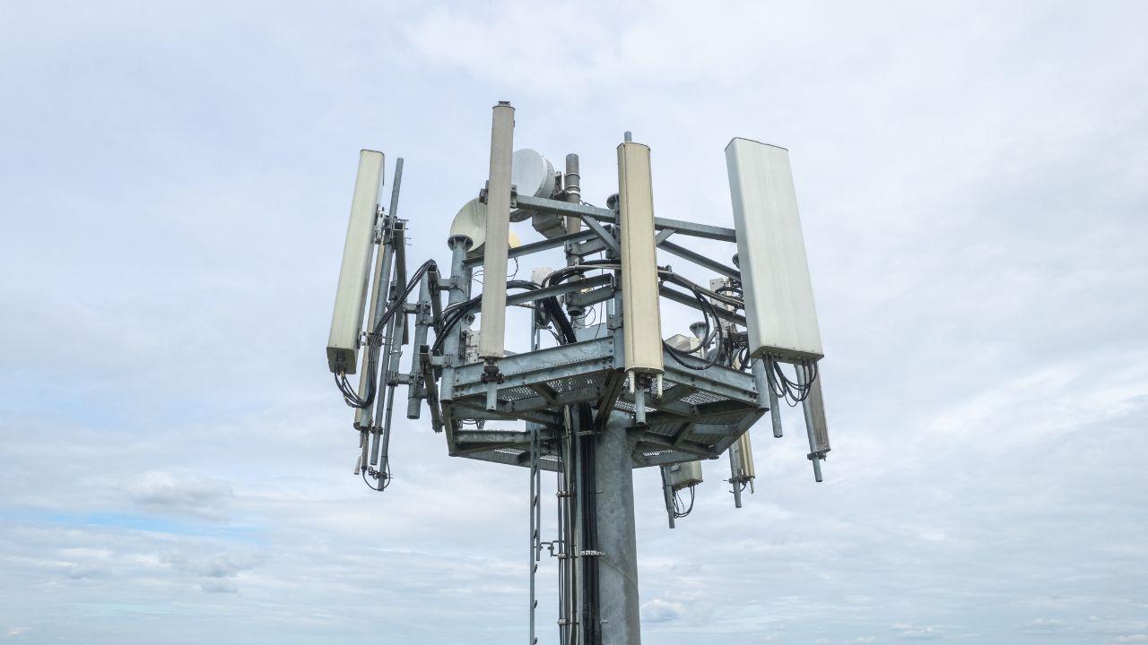 5G, elettromagnetismo e nuovi limiti: la Regione Toscana teme una foresta di antenne