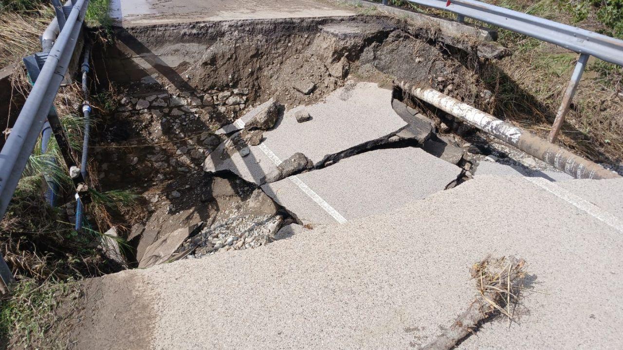 La strada provinciale crollata nei pressi del ponte