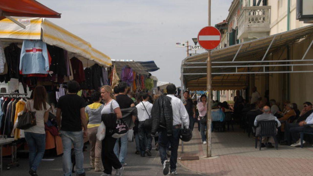 Pisa, il mercato in piazza Viviani: sì del Comune ma è polemica