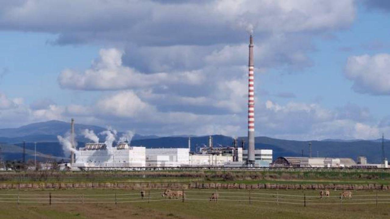 Nell’immagine la ciminiera di Venator, simbolo del Casone di Scarlino, principale polo industriale della provincia ed emblema della crisi del territorio (foto d’archivio)
