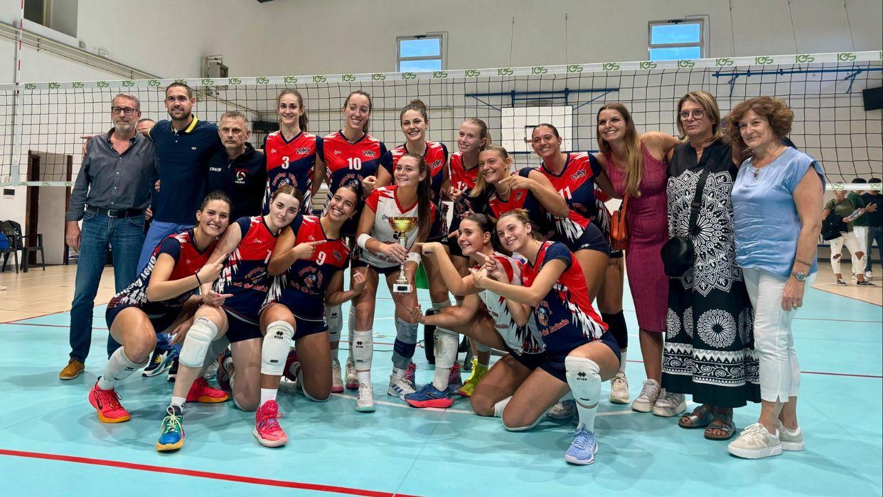 La squadra della Baia del Marinaio Volley Cecina vincitrice del primo memorial Lavorenti