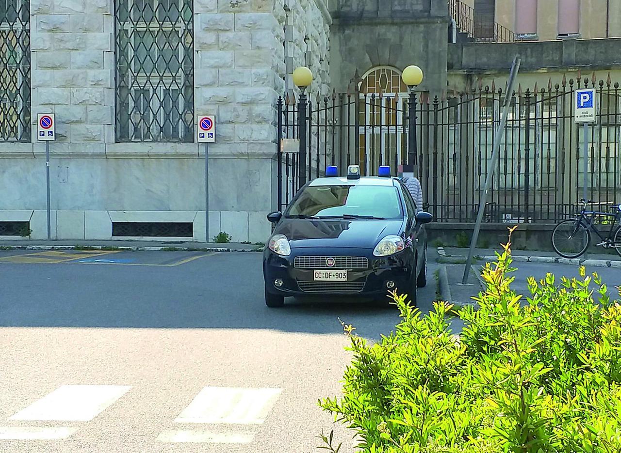 Livorno, il dottore arrestato per violenza sessuale sui pazienti interrogato per tre ore: «Erano manovre mediche»