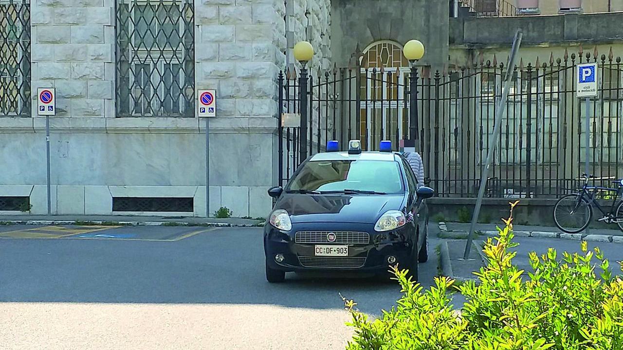 Livorno, il dottore arrestato per violenza sessuale sui pazienti interrogato per tre ore: «Erano manovre mediche»