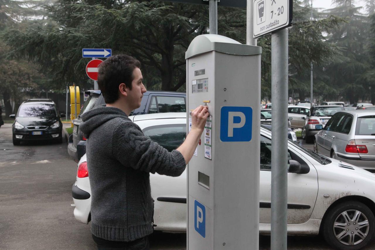La maggioranza dice no ai parcheggi gratis all’ospedale. Ma annuncia: «Presto il nuovo piano della sosta»