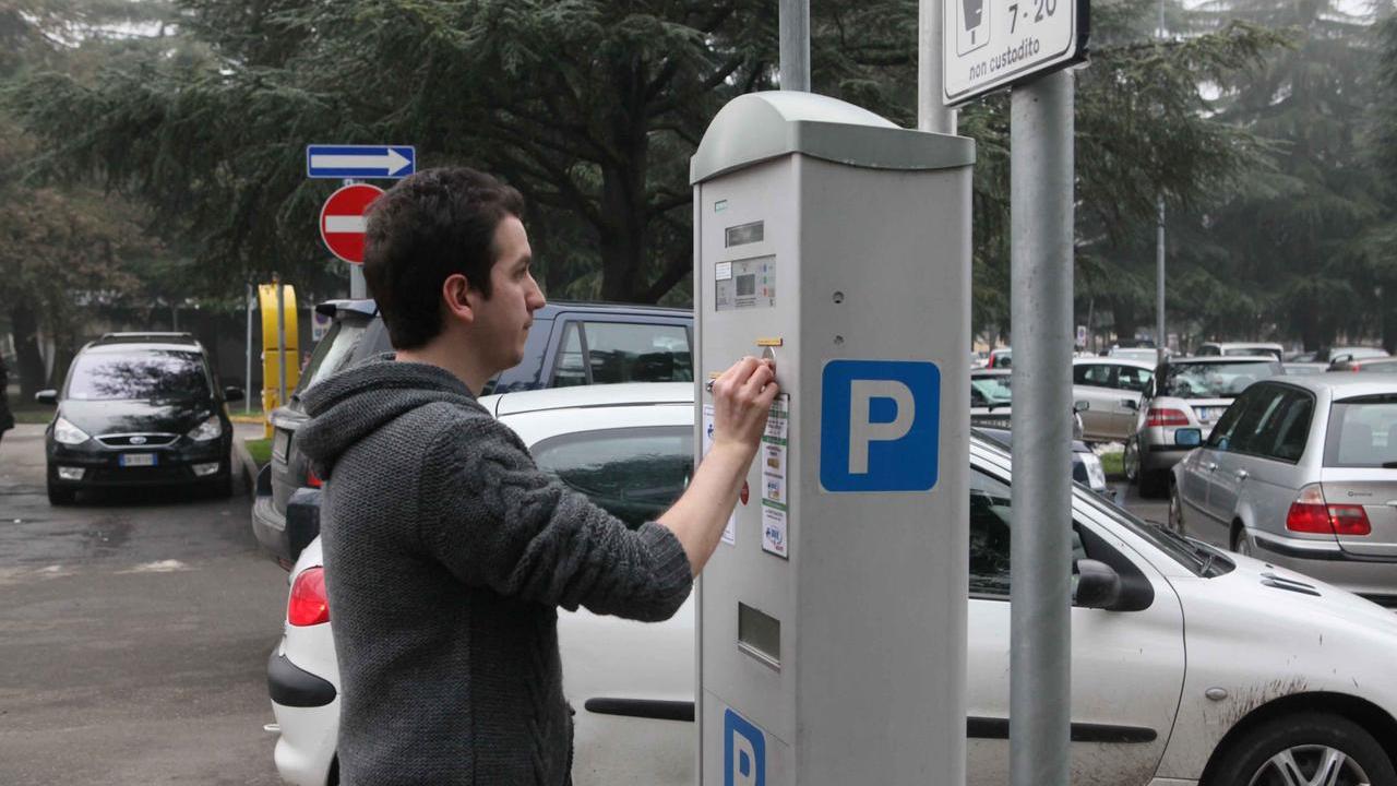 La maggioranza dice no ai parcheggi gratis all’ospedale. Ma annuncia: «Presto il nuovo piano della sosta»