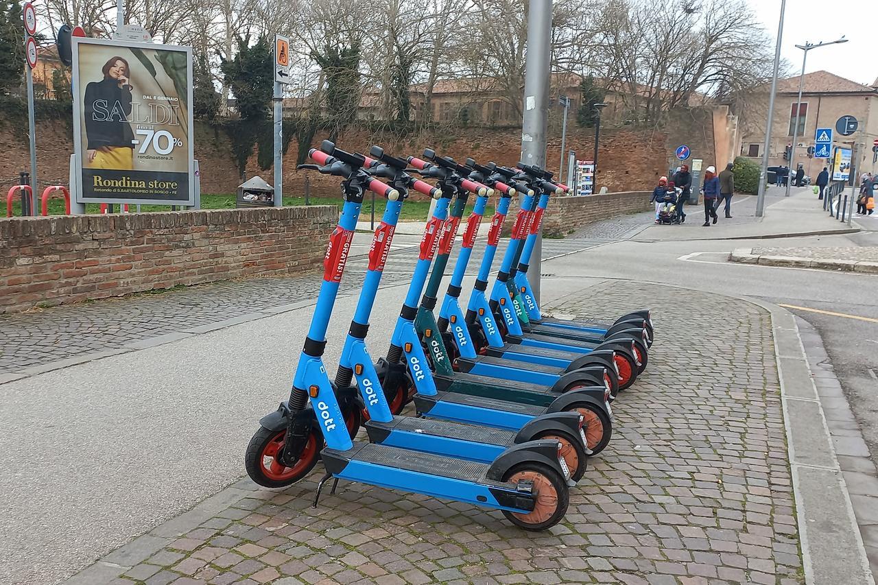 Monopattini parcheggiati male a Ferrara, focus sui posteggi autorizzati