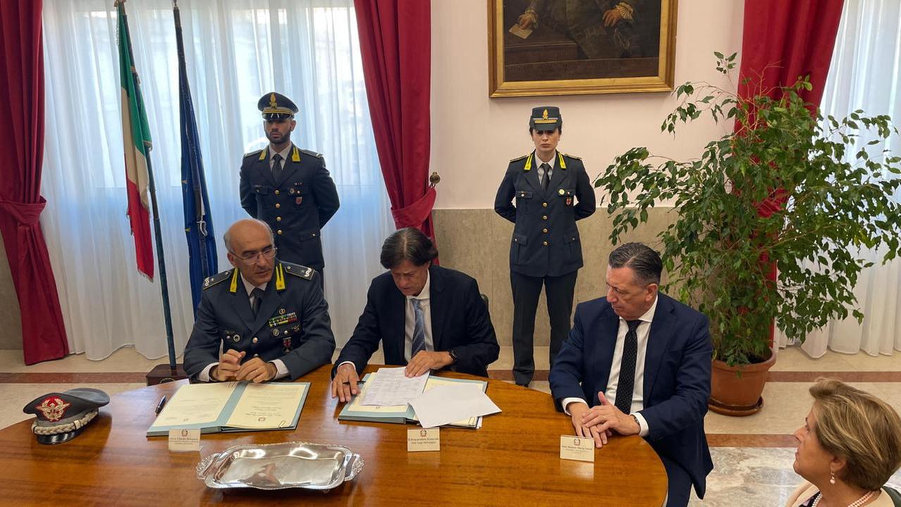 La firma del protocollo tra Procura di Cagliari e Guardia di Finanza