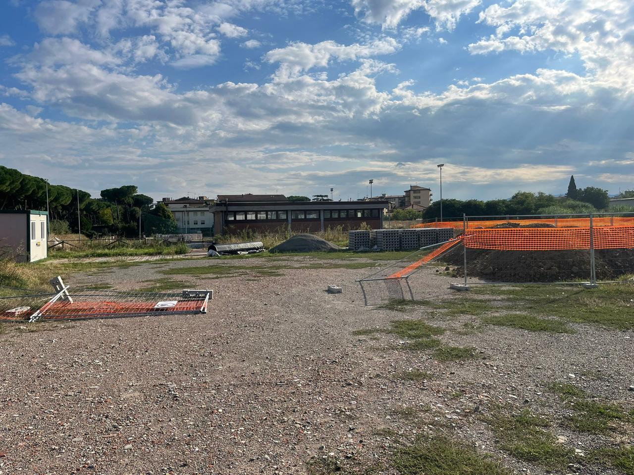 
	Il cantiere abbandonato al campo Montano di viale Galilei

