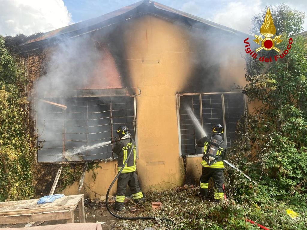 Lucca, a fuoco un capannone dismesso
