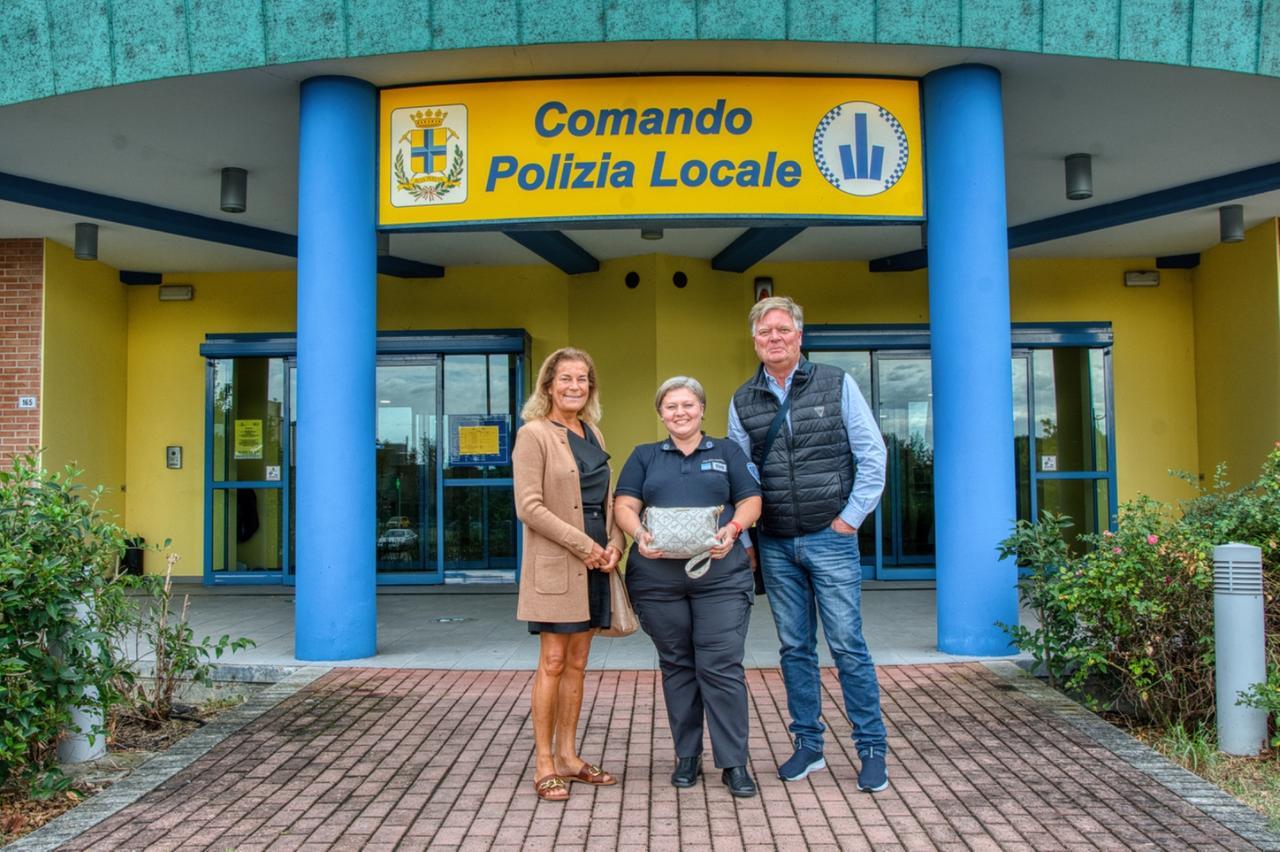 Modena, turisti svedesi truffati e derubati: richiedente asilo ritrova la referutiva e la riconsegna