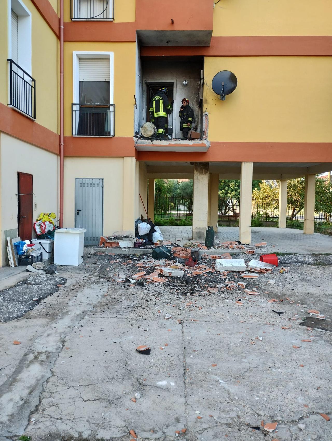 
	I vigili del fuoco dentro l'appartamento (foto mac)

