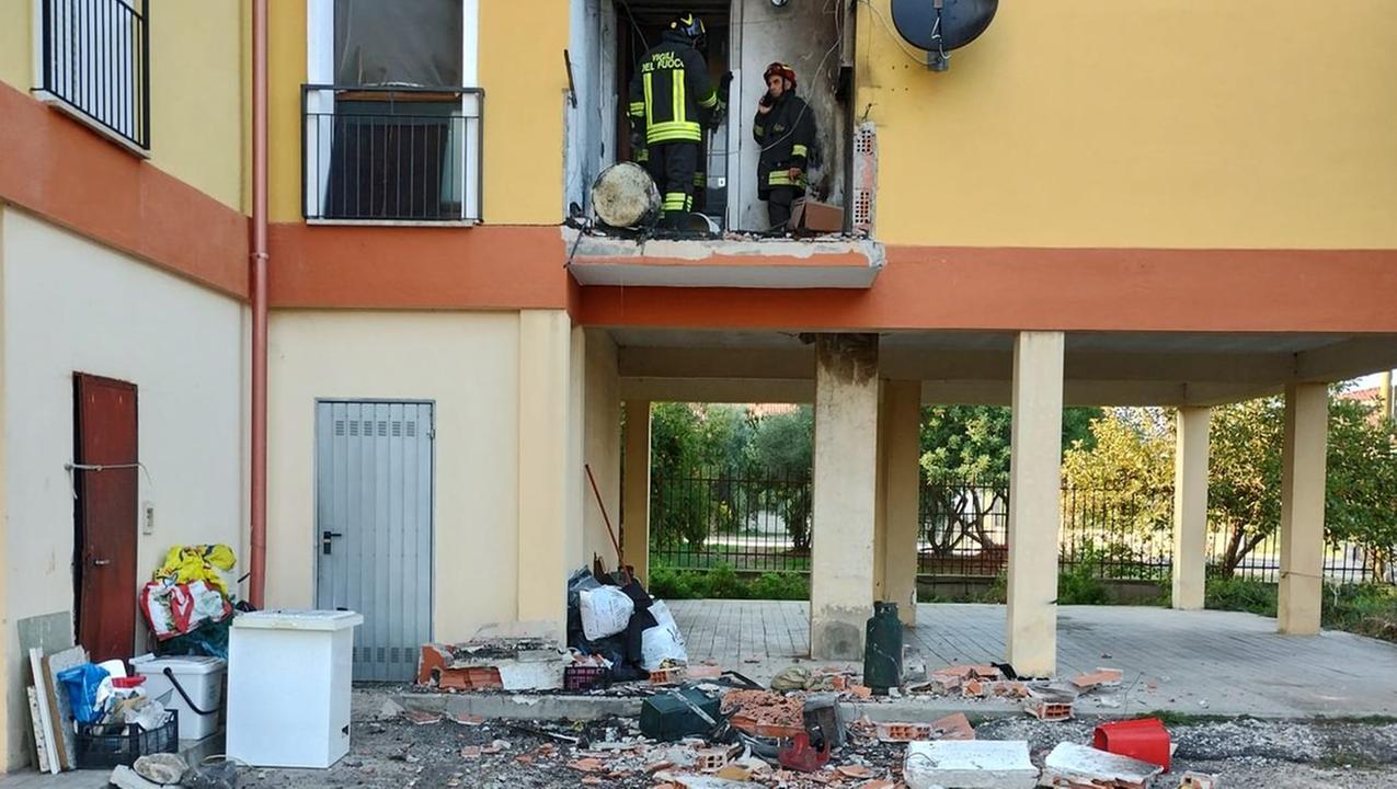 I vigili del fuoco dentro l'appartamento (foto mac)