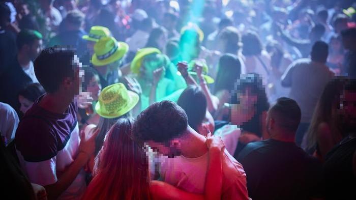 Porto Cervo, presunti contagi Covid nelle discoteche: aperto il processo