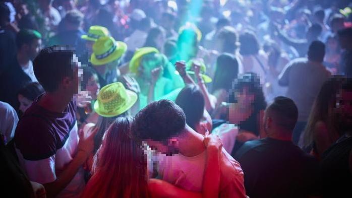 Porto Cervo, presunti contagi Covid nelle discoteche: aperto il processo