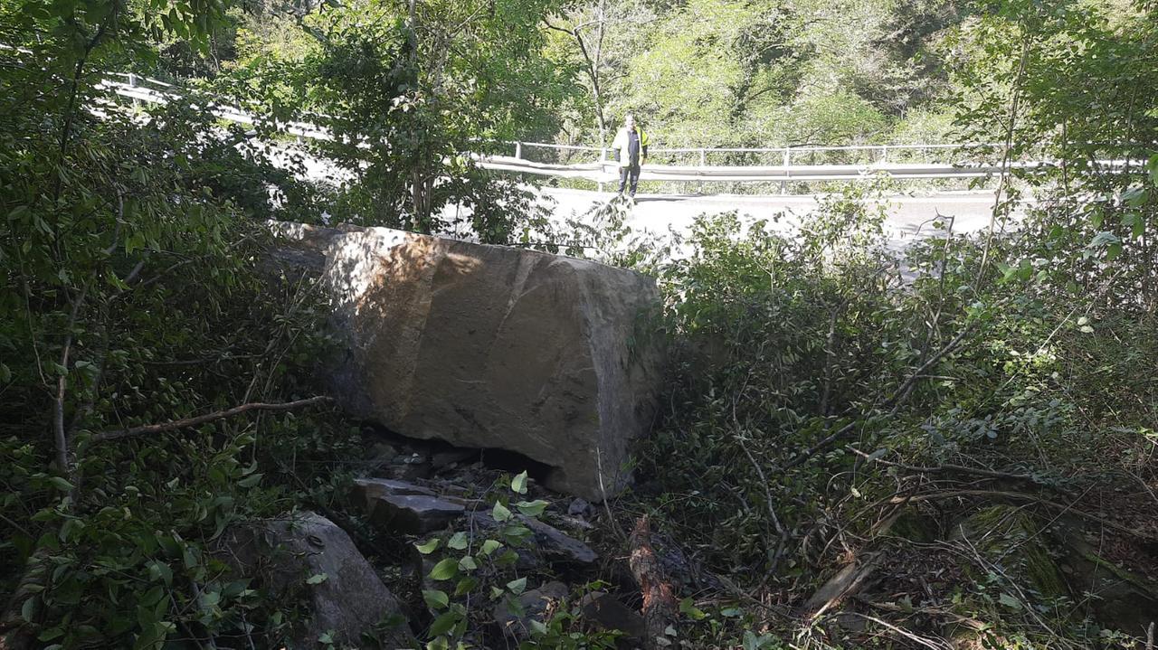 Si staccano massi, chiuso un tratto della strada provinciale 23 a Polinago