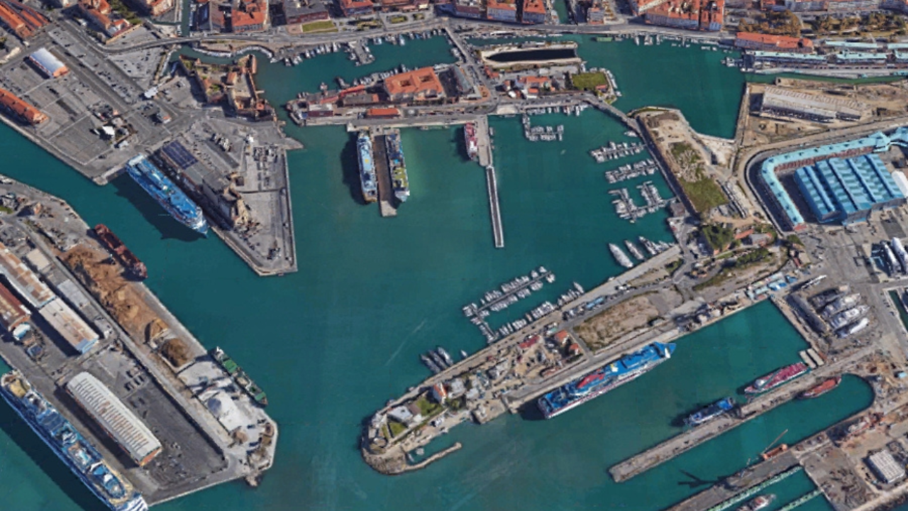 Una veduta aerea del porto di Livorno