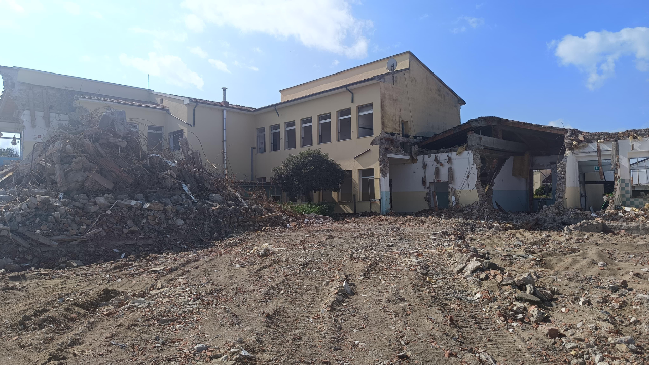 Nelle foto una fase della demolizione