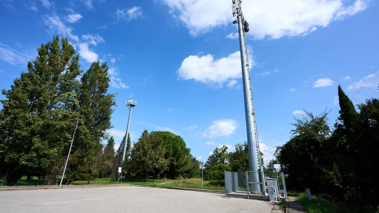 L’antenna Iliad nel parcheggio di via della Libertà a Casenuove (foto Juri Autovino)