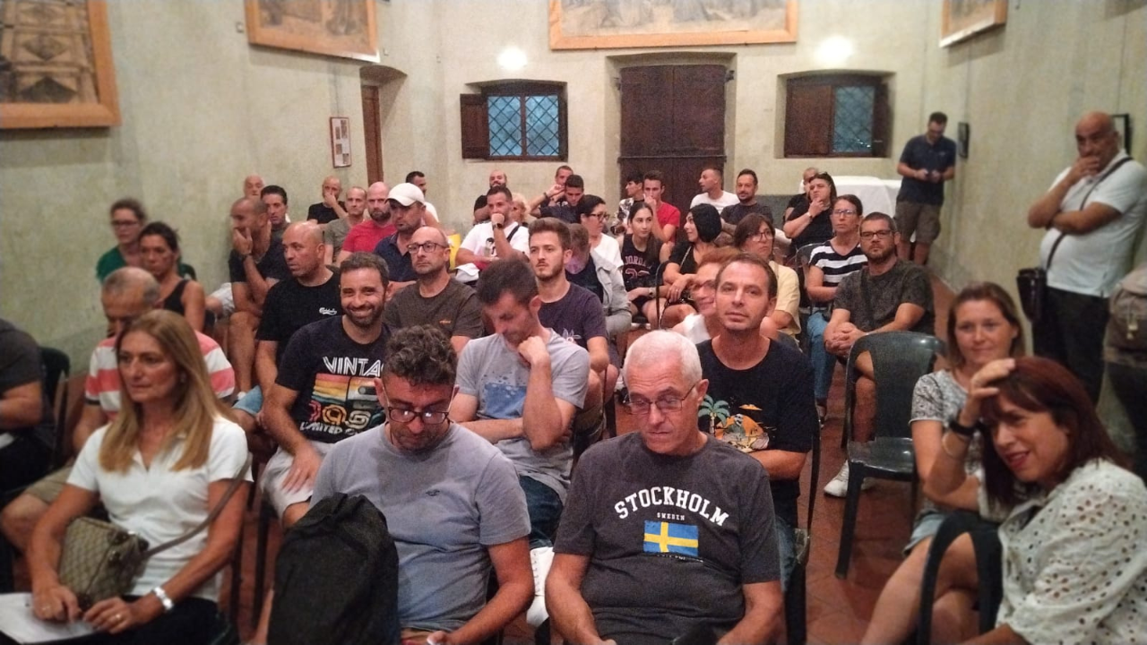 La riunione con i genitori dei ragazzi iscritti alla scuola che non è partita