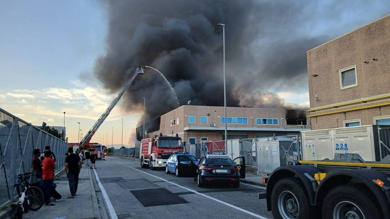 L’incendio che lo scorso 15 luglio ha distrutto il capannone della Logistica Xin Shun Da in via Nottingham al Macrolotto