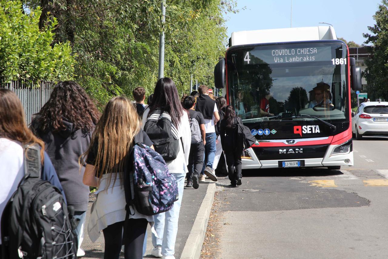 Lo sfogo dei genitori: «Tre bus non bastano: costretti a uscire dal lavoro per prendere i figli»