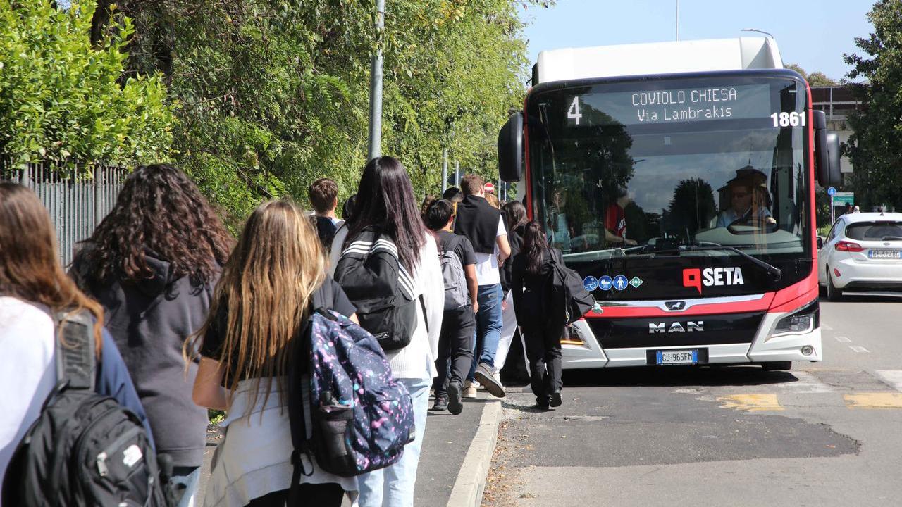 Lo sfogo dei genitori: «Tre bus non bastano: costretti a uscire dal lavoro per prendere i figli»