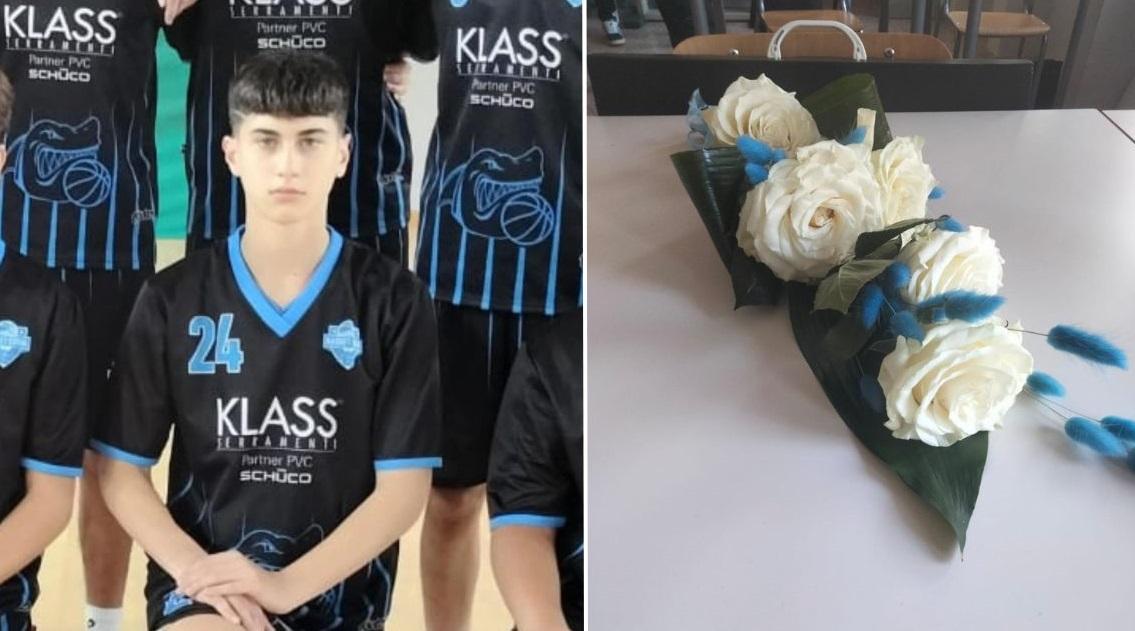 
	Christian Martinez e accanto il mazzo di fiori bianchi lasciato sul suo banco vuoto

