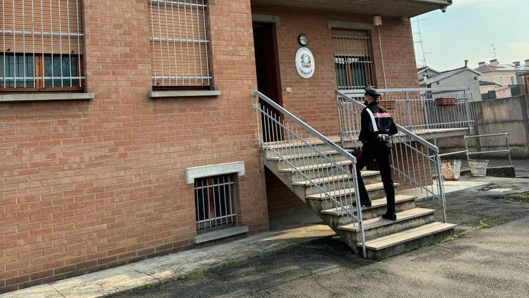 Botte e insulti sul luogo di lavoro, nei guai un meccanico di 32 anni