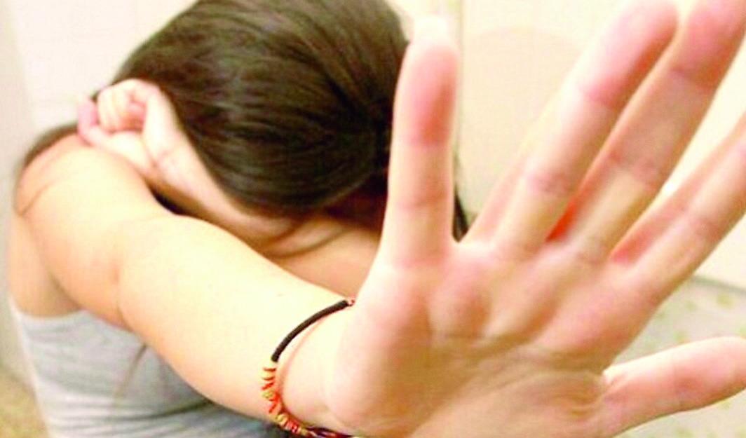 Violentata dal suo vicino di casa: «Ho aperto la porta e mi  ha trascinata sul divano»