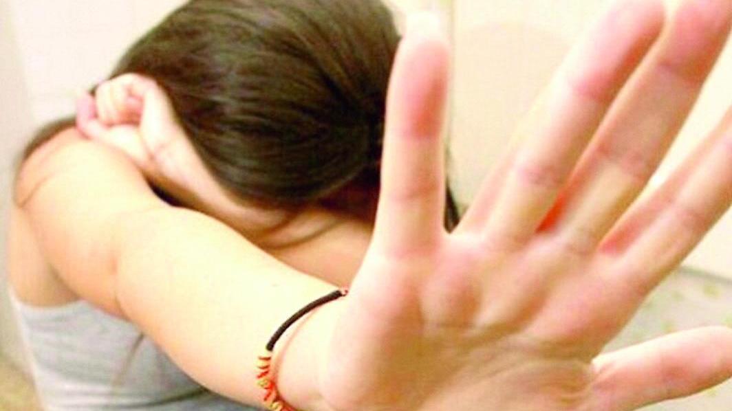 Violentata dal suo vicino di casa: «Ho aperto la porta e mi  ha trascinata sul divano»
