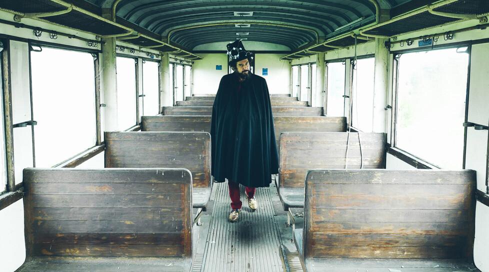 Vinicio Capossela presenta il nuovo album: un inno alle feste e al Fuori Orario