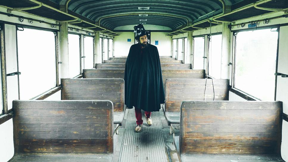 Vinicio Capossela presenta il nuovo album: un inno alle feste e al Fuori Orario