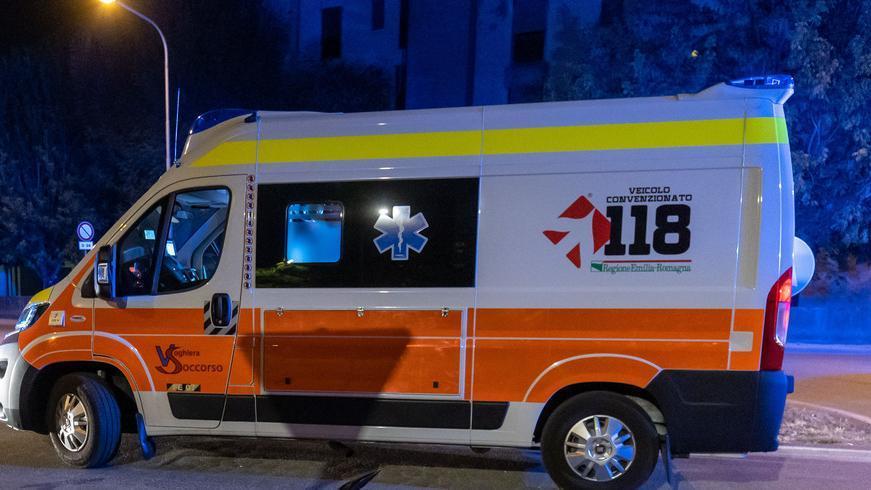 Ferrara, perde il controllo del motorino e finisce fuori strada: grave una 17enne