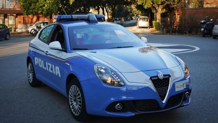 Una volante della questura (foto d'archivio)